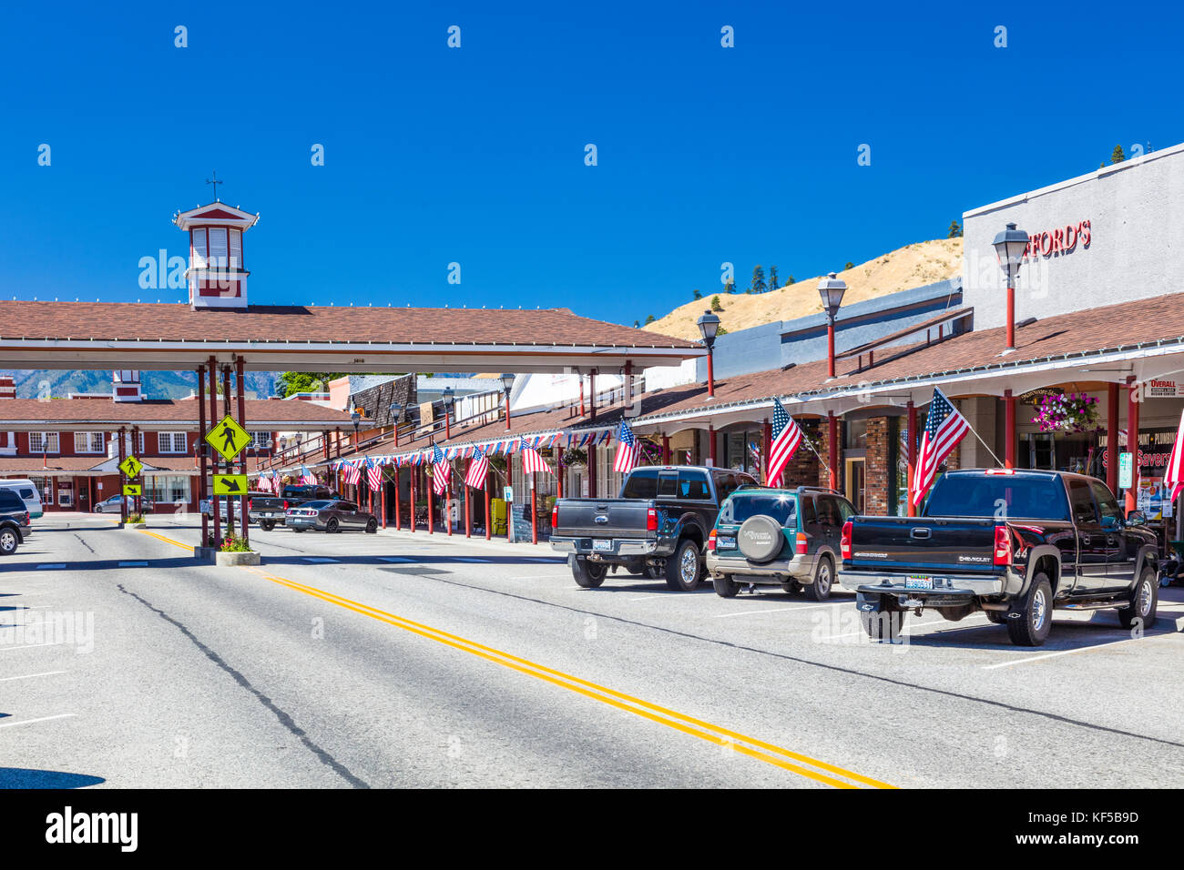 Überdachter Crosswalk auf der Cottage Ave in der Innenstadt von Cashmere, einer Stadt im Chelan County, Washington, USA Stockfoto