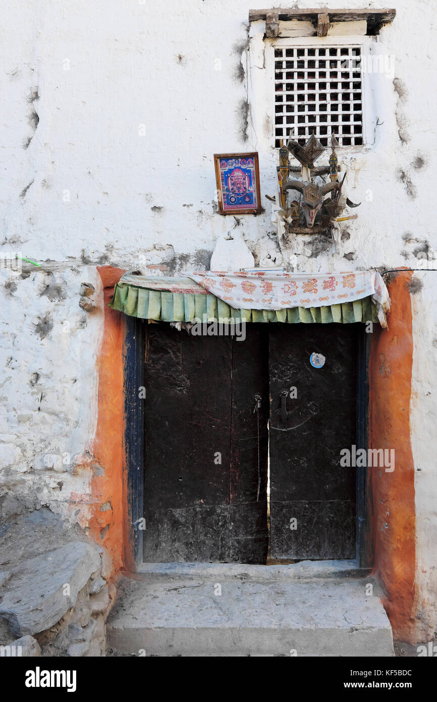 Tür mit Amuletten in die alte buddhistische Bergdorf in Nepal Stockfoto