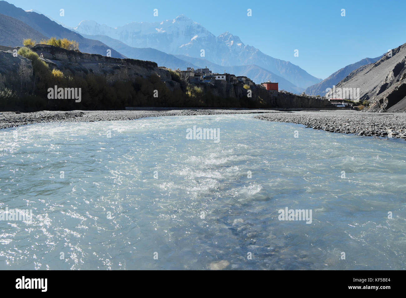 Mountain River im Himalaya mit den acht tausend Meter dhaulagiri im Hintergrund Stockfoto