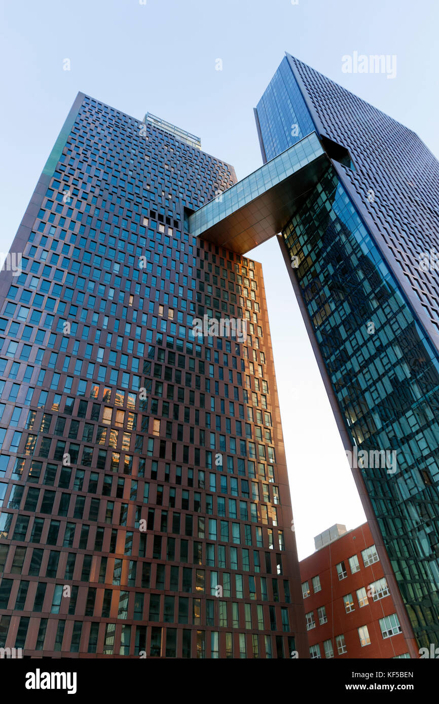 Amerikanische Kupfer Gebäude mit zwei Wohntürme (48 Geschichten) durch eine Fußgängerbrücke in Murray Hill, New York City, NY, USA verbunden. Stockfoto