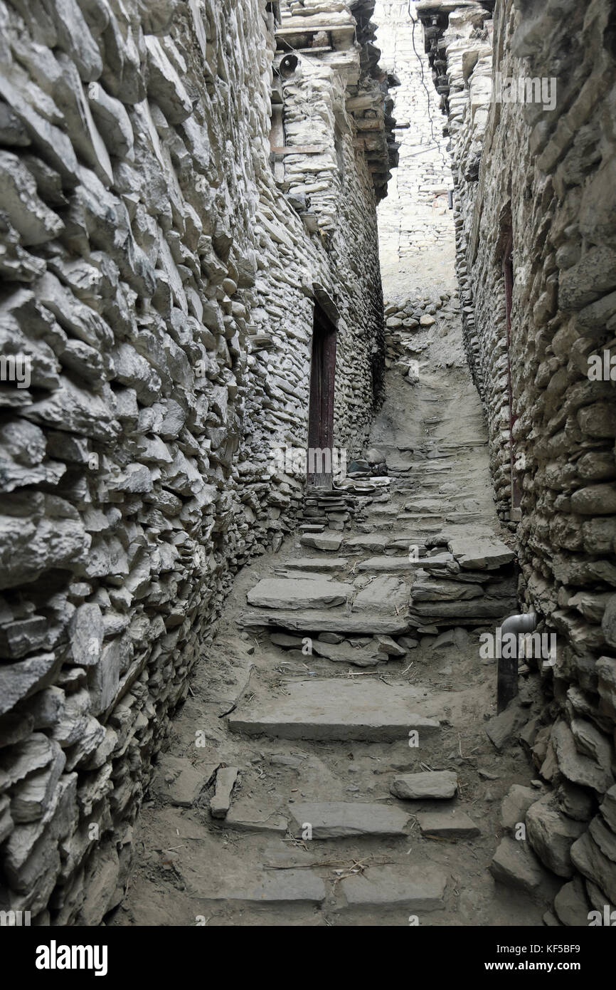 Ein Stein Straße in die erstaunliche alten nepalesischen Bergdorf marpha Stockfoto