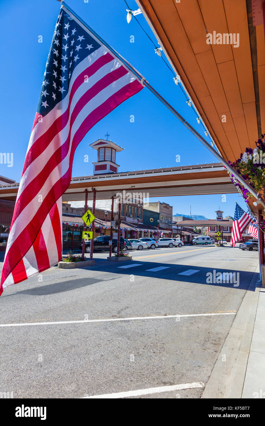 Amerikanische Flagge mit überdachten Crosswalk im Hintergrund auf Cottage Avenue in der Innenstadt von Kaschmir eine Stadt in Chelan County, Washington, United States Stockfoto