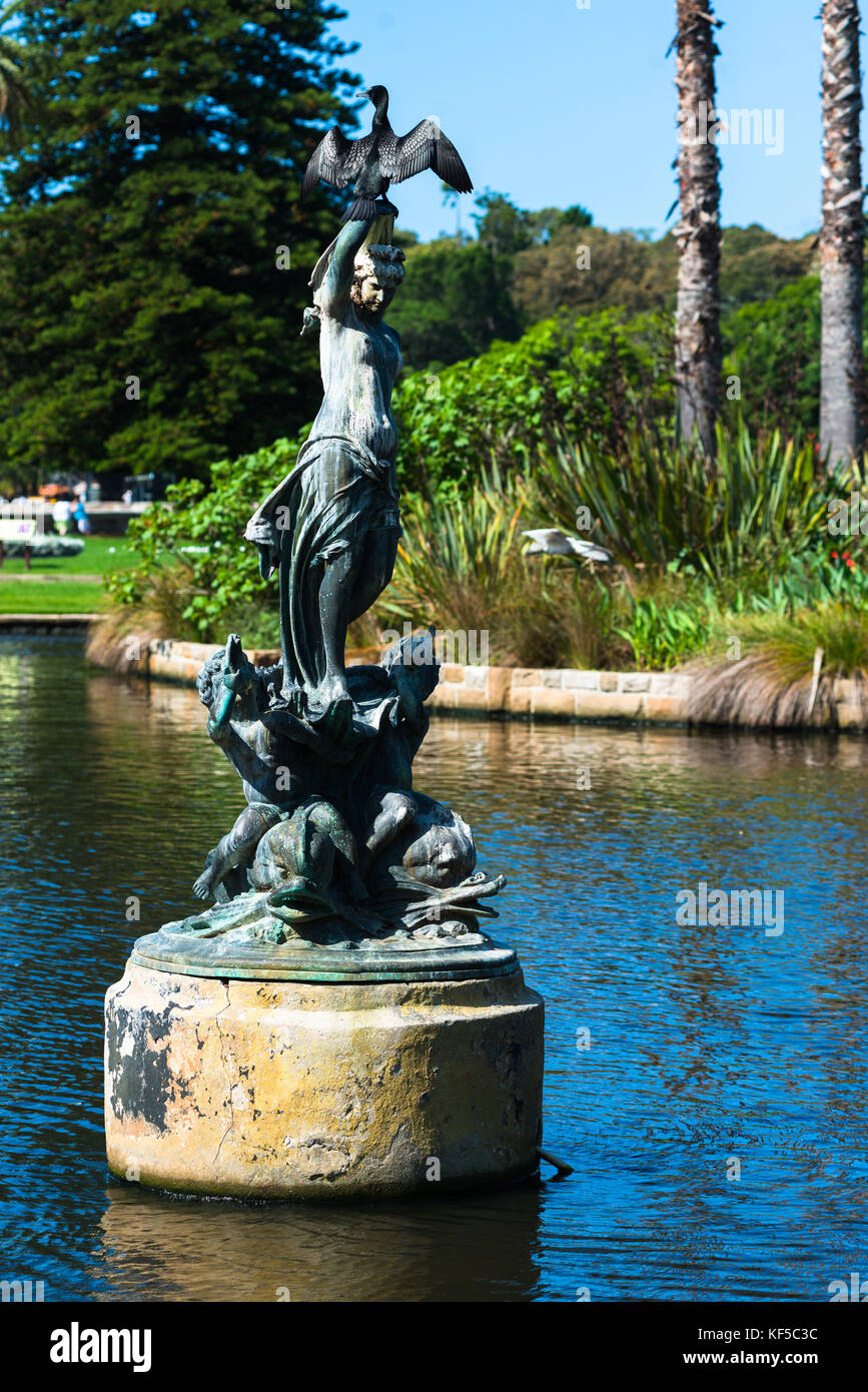 Kormoran auf der Statue in Royal Botanic Gardens See, Sydney, Australien. Stockfoto