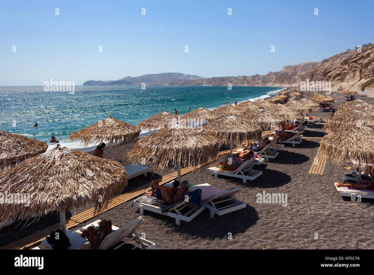 Insel Santorin, Griechenland - 19. Juli 2012: Wunderschöner Strand Von Santorin. Die Strände der Insel sind alle einzigartig und aufgrund des vulkanischen oder anders Stockfoto