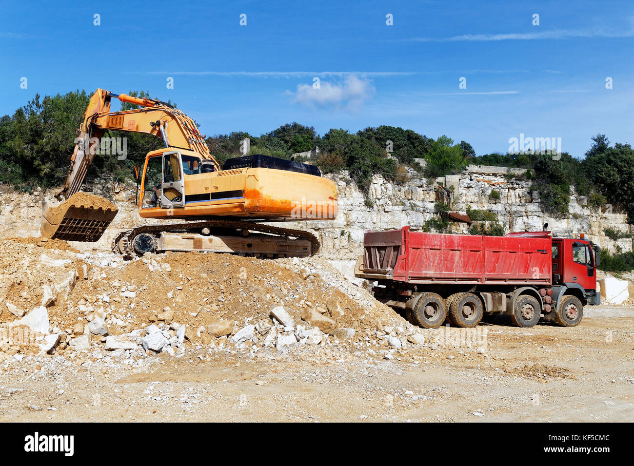 Bagger laden Sand in die Dump Truck Stockfoto