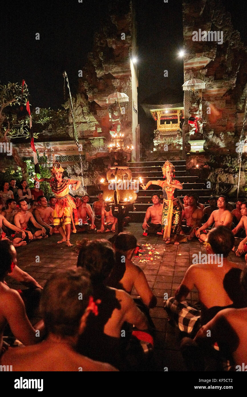 Kecak Tanz Performance im Pura Puseh Tempel. Ubud, Bali, Indonesien. Stockfoto