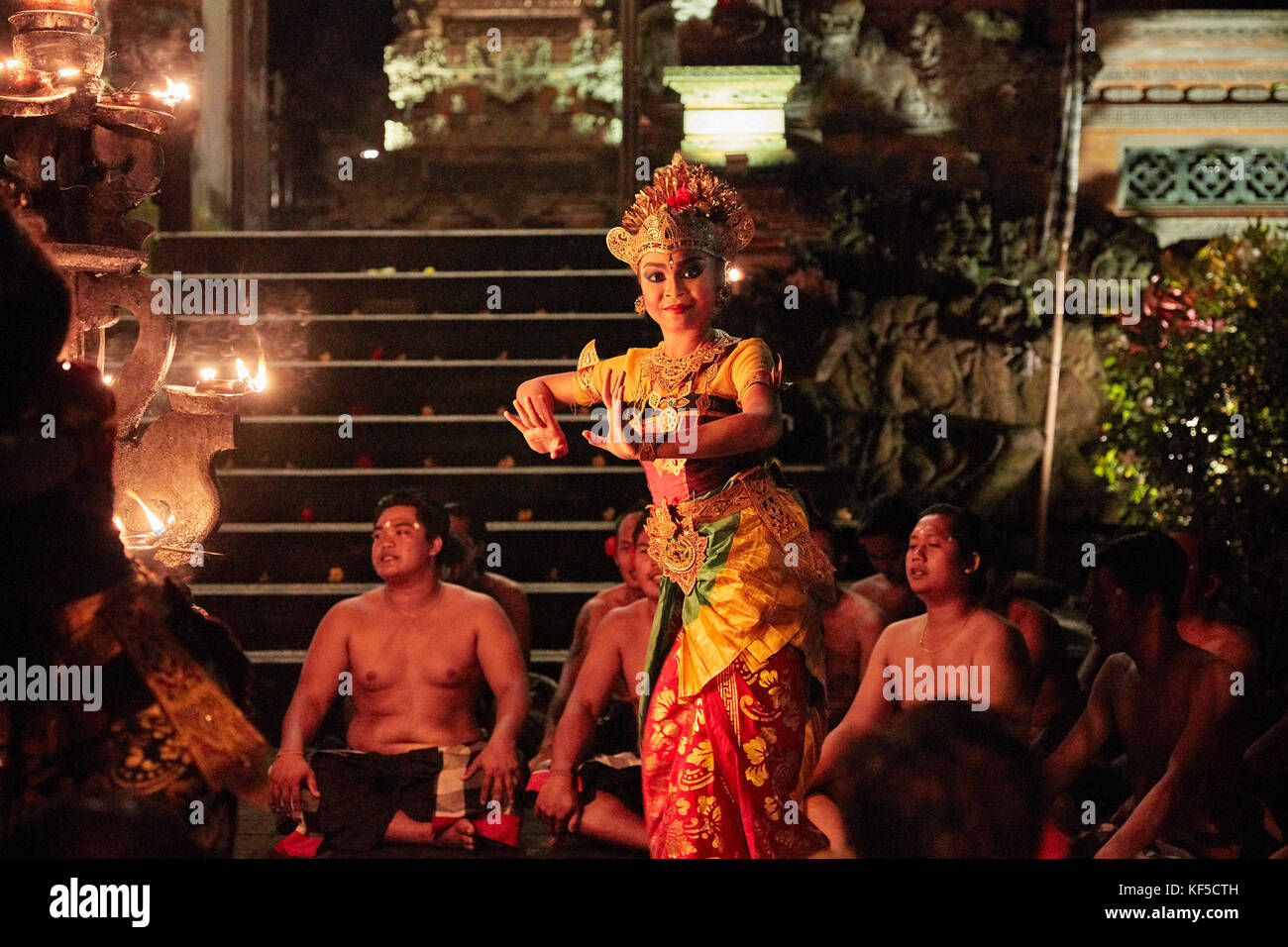 Kecak Tanz Performance im Pura Puseh Tempel. Ubud, Bali, Indonesien. Stockfoto