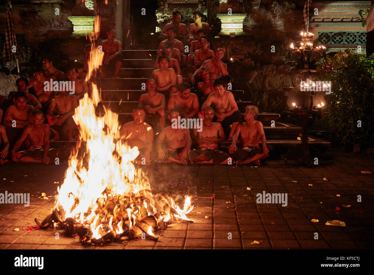 Feuertanz, der für Touristen als Ersatz für Sanghyang-Tanz im Pura Puseh-Tempel aufgeführt wurde. Ubud, Bali, Indonesien. Stockfoto