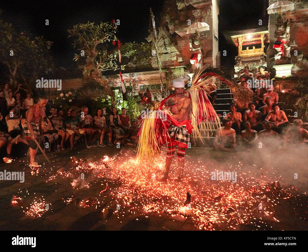 Fire Dance für Touristen als Ersatz für heiliges Ritual Sanghyang Tanz durchgeführt. Pura Puseh Tempel, Ubud, Bali, Indonesien. Stockfoto