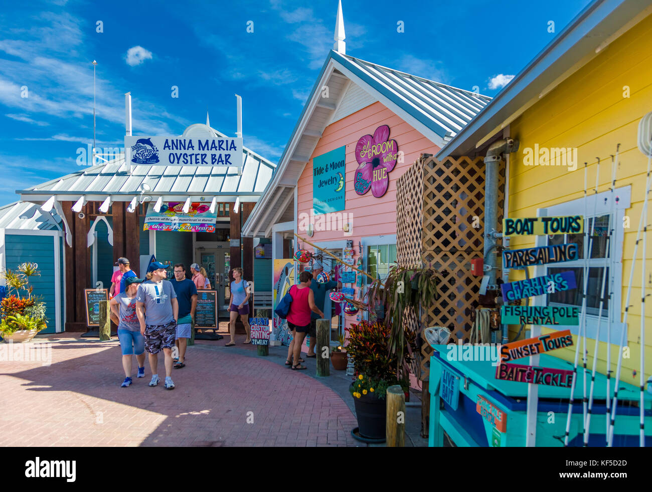 Touristen vor Geschäften am Pier in Bradenton Beach auf Anna Maria Island Florida Stockfoto