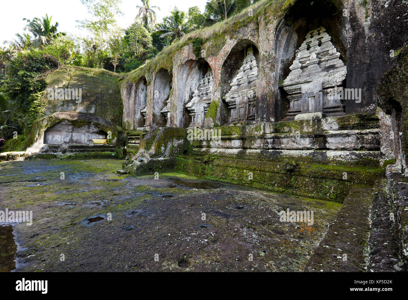 Rock cut Schreine in Gunung Kawi, aus dem 11. Jahrhundert Tempel und Grabkunst komplex. Tampaksiring, Bali, Indonesien. Stockfoto