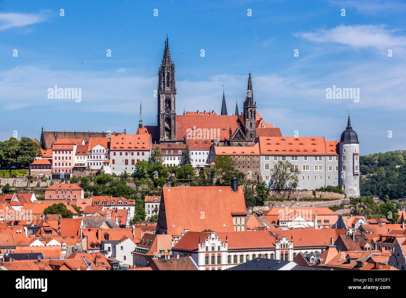 Meissener Stadtbild mit Meissener Dom und Schloss über den Dächern der Stadt Meißen Sachsen Deutschland Europa Stockfoto