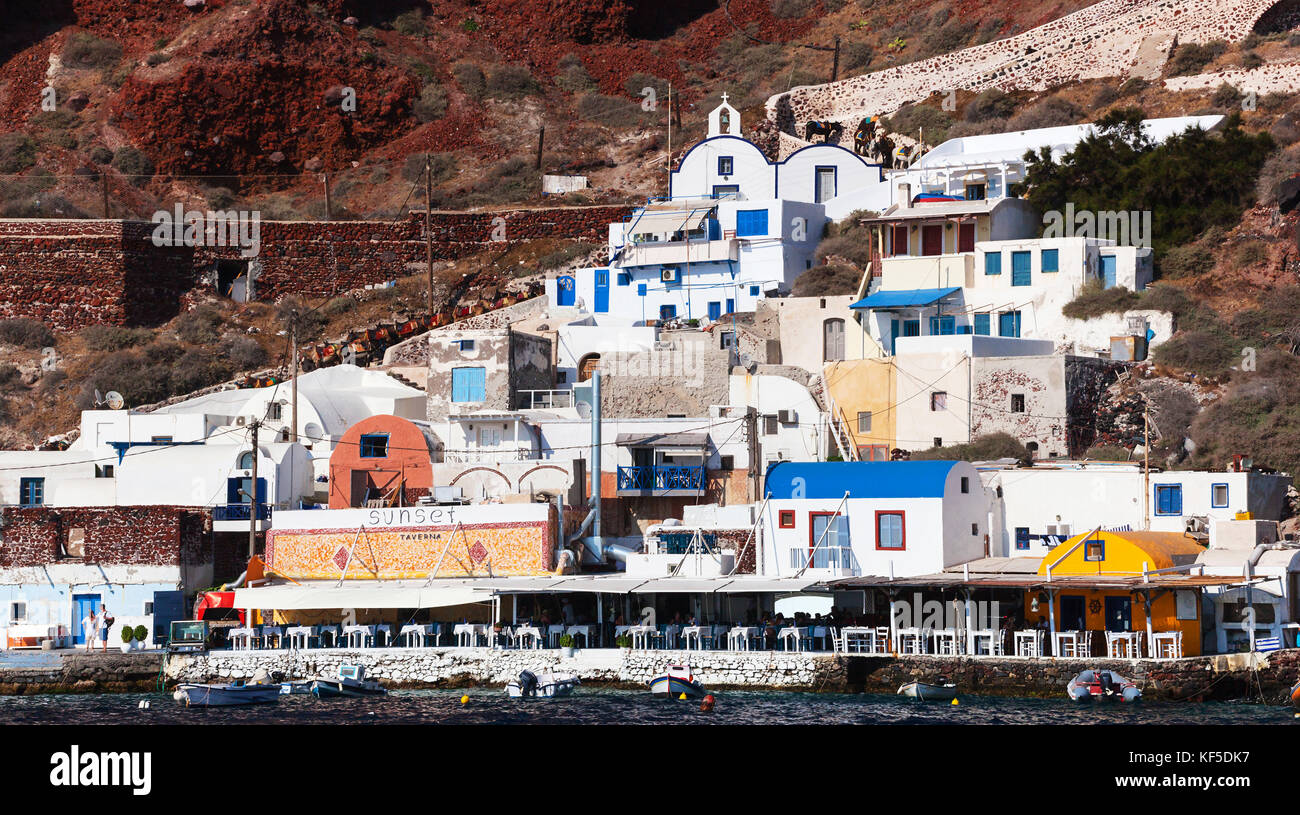 Insel Santorin, Griechenland - 19. Juli 2012: Dorf mit Hafen auf der Insel Thirassia. Es ist eine kleine Insel neben Santorin und ist ideal für da Stockfoto