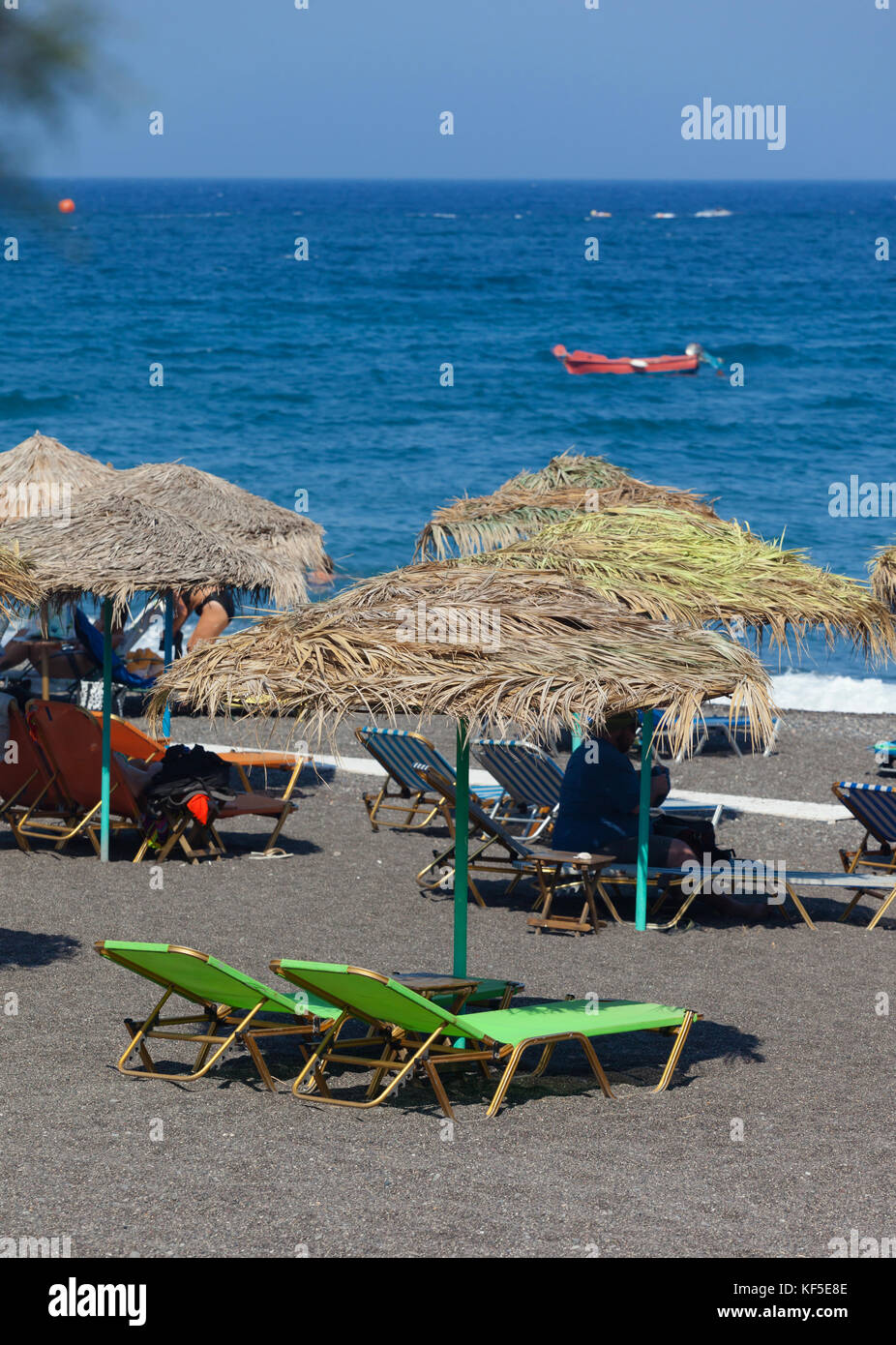 Insel Santorin, Griechenland - 19. Juli 2012: Wunderschöner Strand Von Santorin. Die Strände der Insel sind alle einzigartig und aufgrund des vulkanischen oder anders Stockfoto