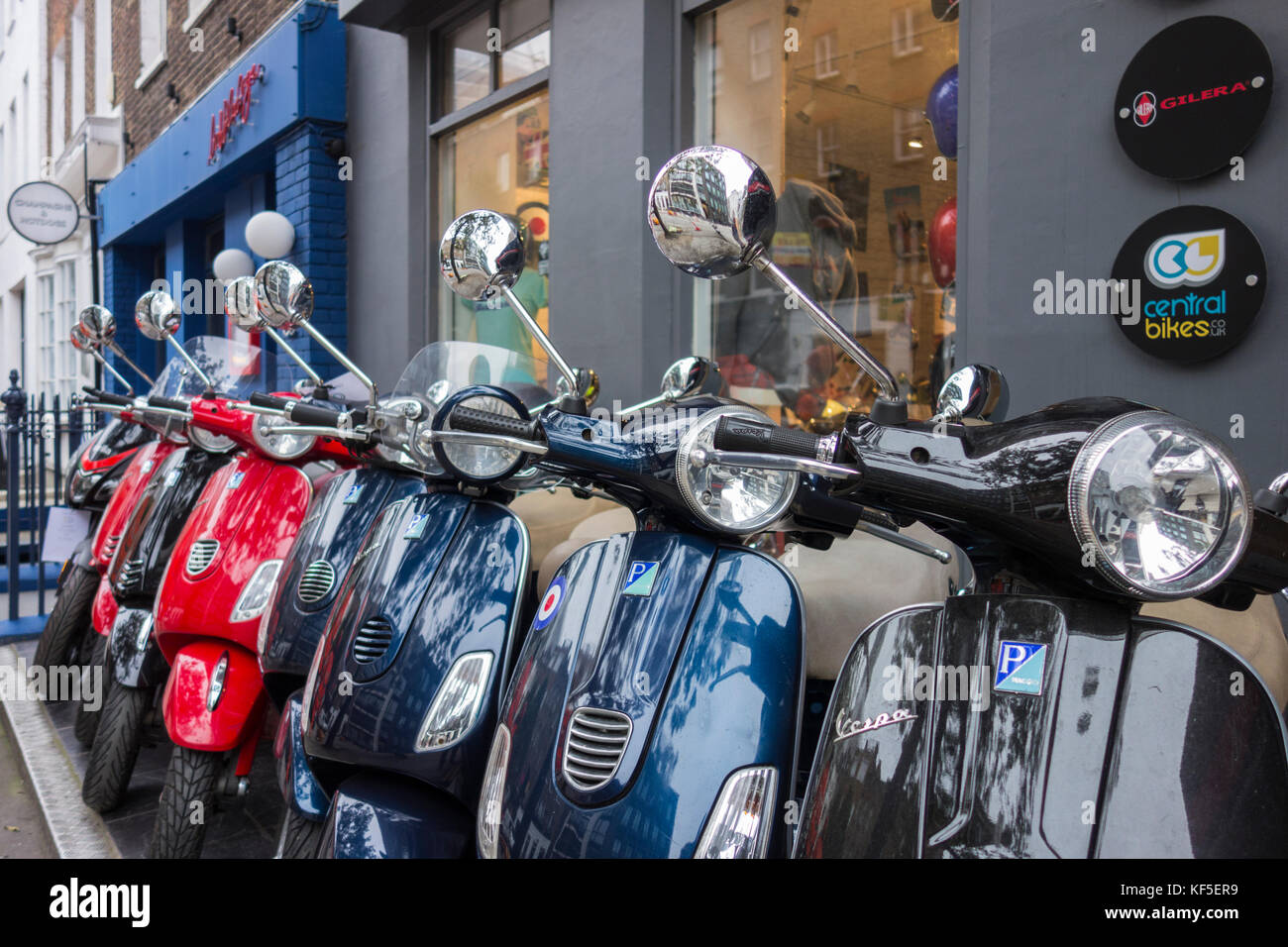 Zentrale Fahrräder, Motorroller, Motorräder und Zubehör Shop auf Charlotte Street, Fitzrovia, Central London. Stockfoto