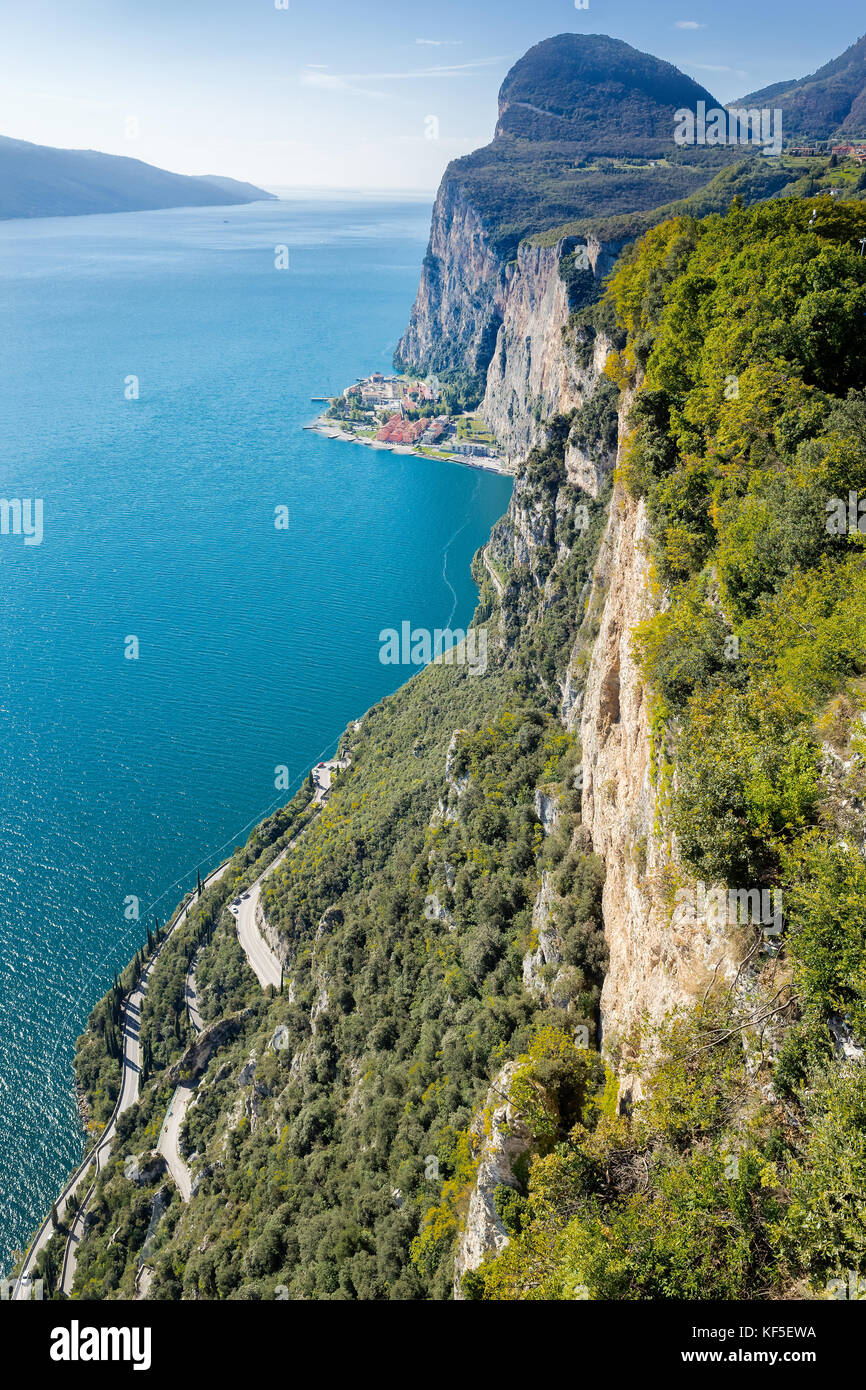 Spektakuläre Landschaft aus dem Dorf Tremosine mit Blick auf den Gardasee, Lombardei, Italien Stockfoto