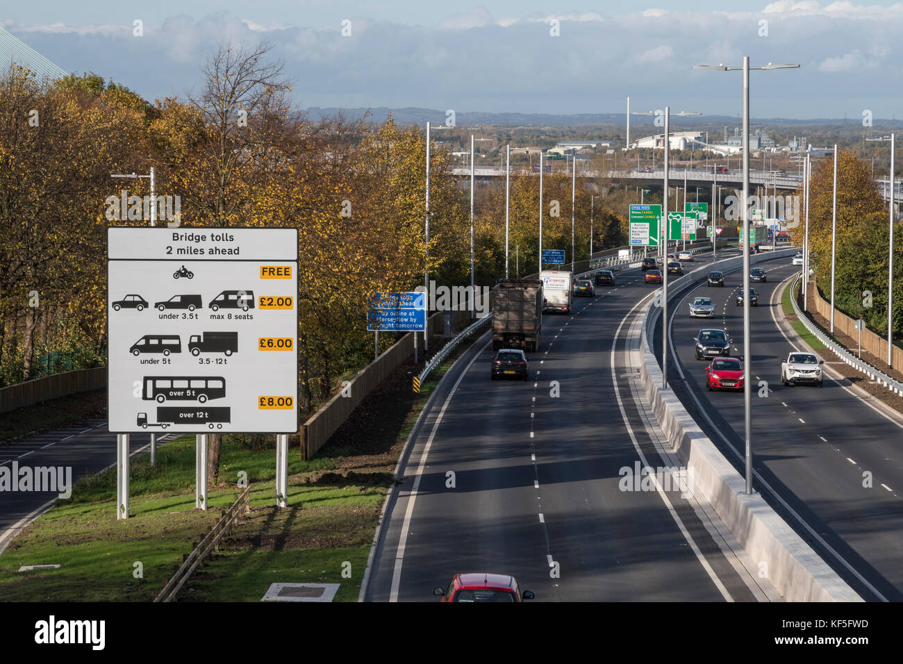 Mersey Gateway Toll Bridge Ansatz Straße mit Verkehr zu und von der Maut Brücke über den Fluss Mersey Verknüpfung Runcorn und Widnes Stockfoto