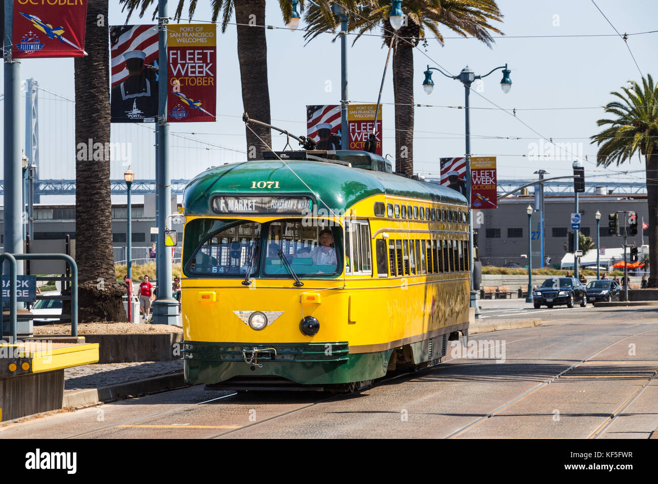 San Francisco, USA - 13. September 2017: Street View der Elektrische Straßenbahn 1072 Gelbe und grüne Farbe, route f Markt und Fisherman's Wharf, San Stockfoto
