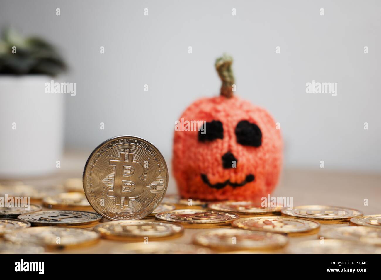 Digitale Währung physisches Metall bitcoin Münze. halloween kürbis Konzept. Stockfoto