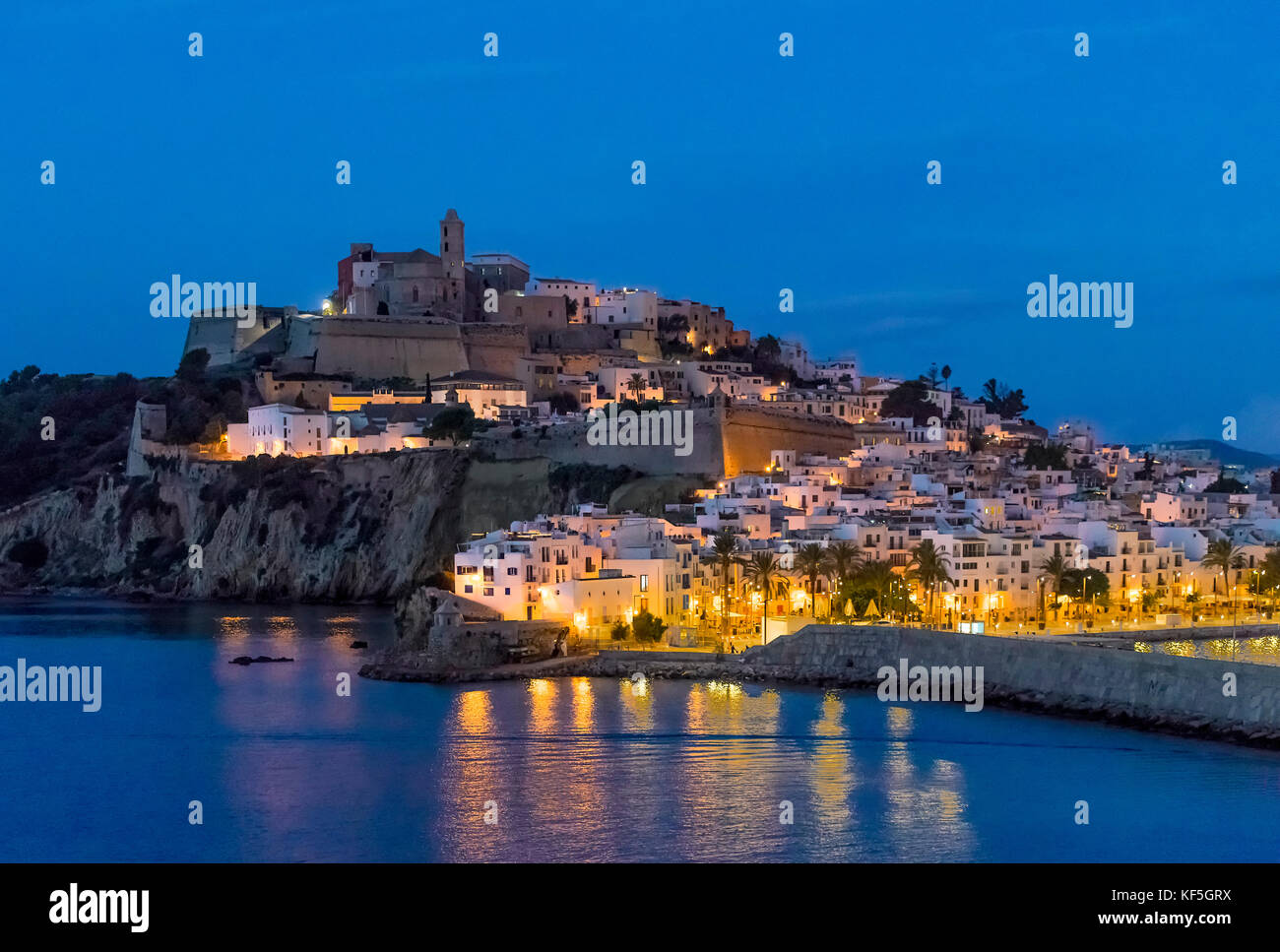 Ibiza Stadt und der Kathedrale Santa Maria d'Eivissa bei Nacht, Ibiza, Balearen, Spanien. Stockfoto
