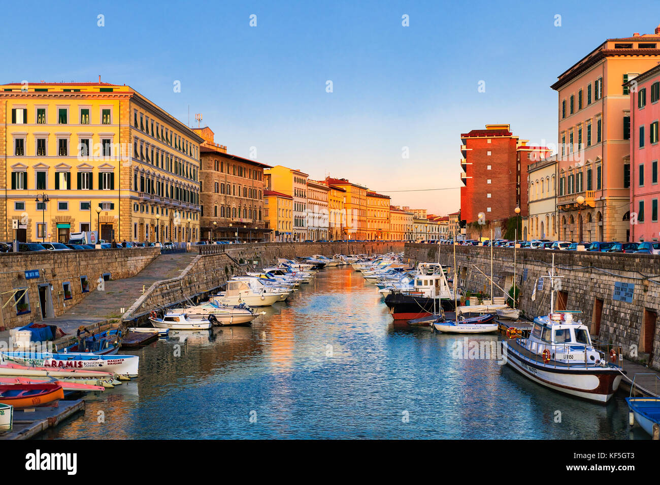 Charmante Boot gesäumten Kanal, Livorno, Toskana, Italien. Stockfoto