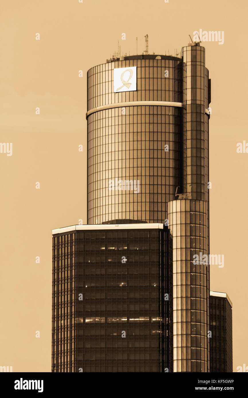 Detroit, MI, USA - 2. Oktober 2016: Schließen Sie herauf Bild von der Oberseite des General Motors World Headquarters im Renaissance Center. gold. Stockfoto