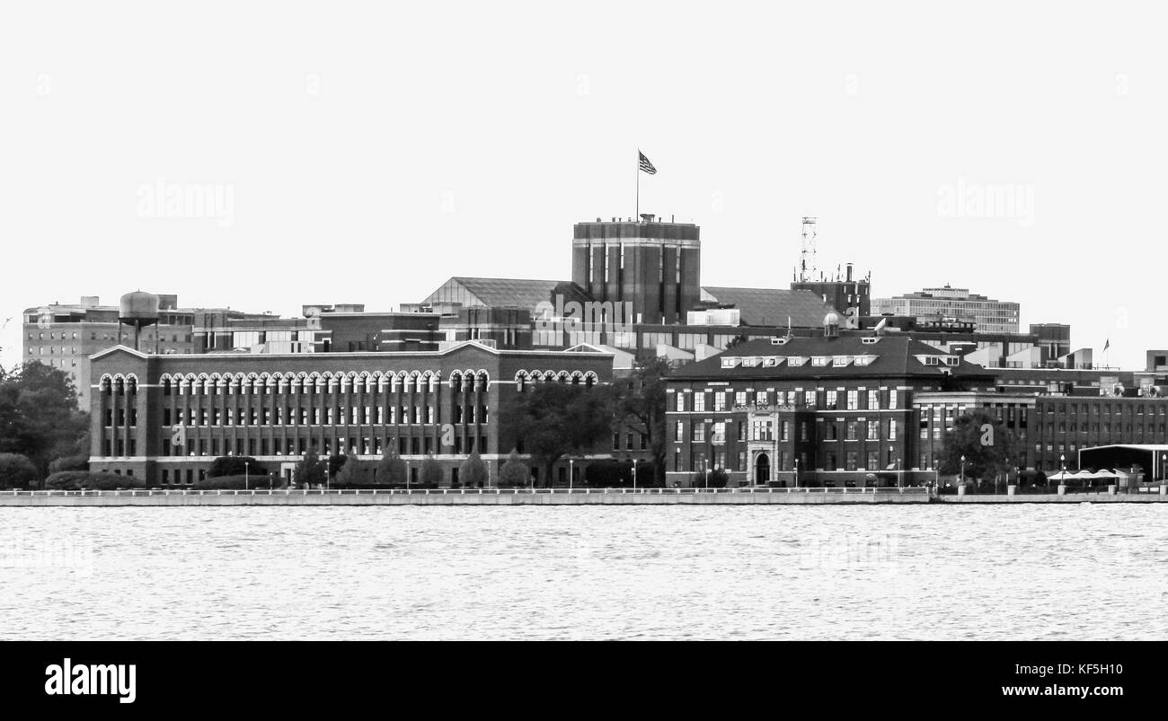 Detroit, MI, USA - 2. Oktober 2016: Ikonische Brick-Gebäude entlang des Detroit River am River Place Drive. Schwarzweiß. Stockfoto