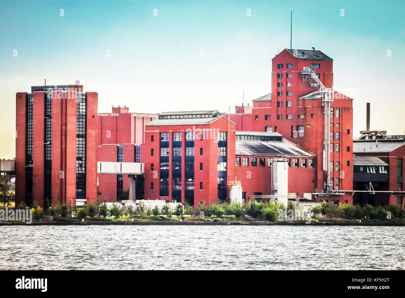 Windsor, Ontario, Kanada - 2. Oktober 2016: Hiram Walker und Söhne Distillery Gebäude in Windsor, Ontario, Kanada Stockfoto