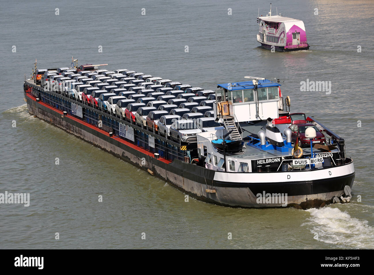 Frachtschiff Transport Autos auf der Donau, Budapest, Ungarn Stockfoto
