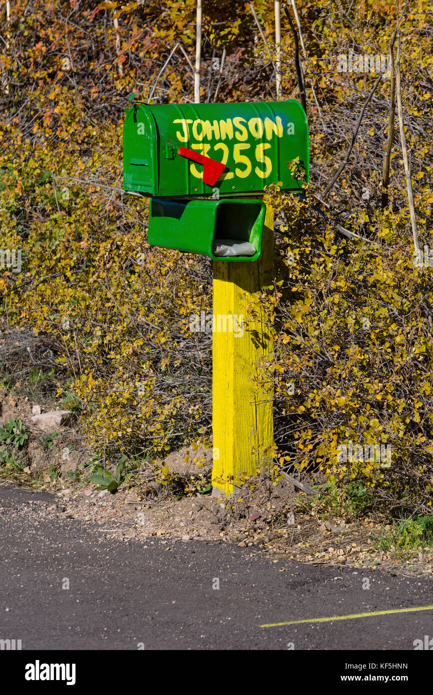 Bunte neue Mailbox und Zeitung, im ländlichen Gebiet von Castle Rock Colorado USA installiert. Stockfoto