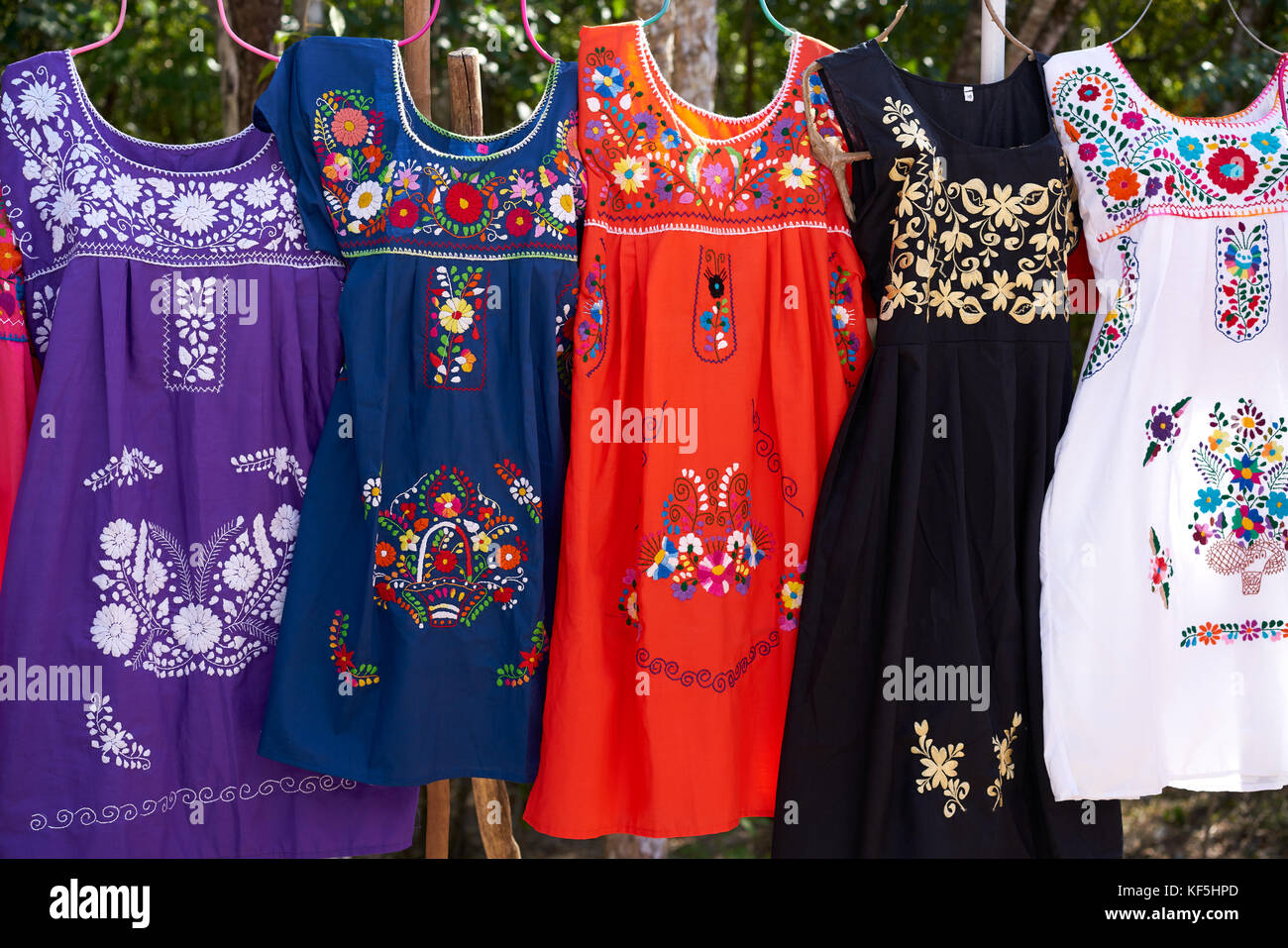 Chichen Itza Bestickte Kleider In Outdoor Shop Mexiko Yucatan Stockfotografie Alamy