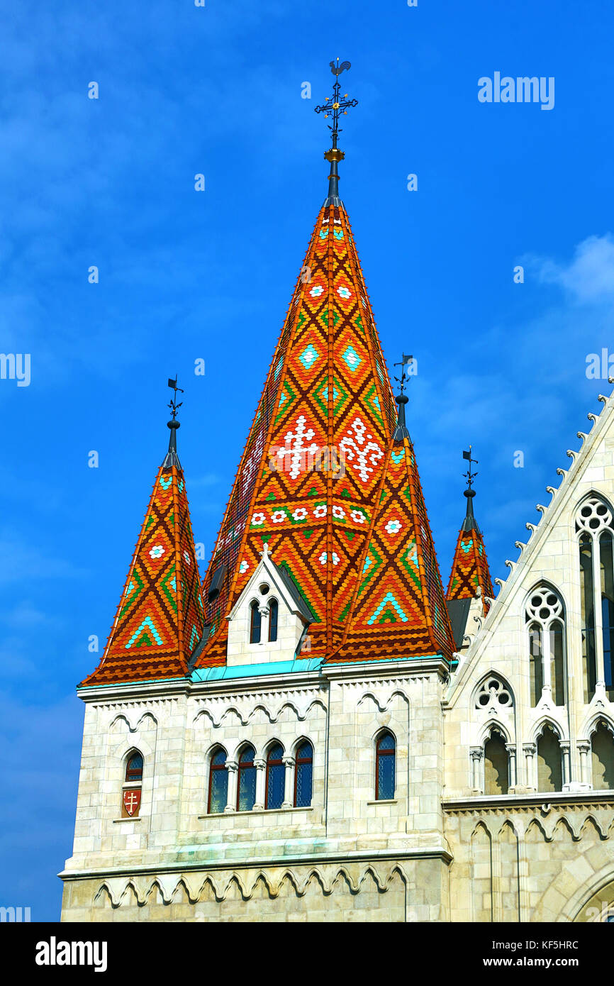 Mit traditionellen Fliesen Dach der Matthiaskirche in Budapest Stockfoto