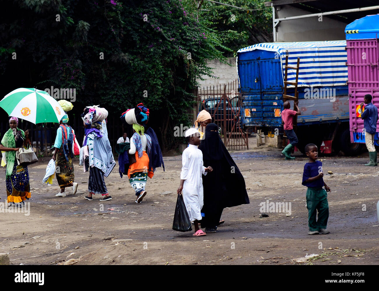 Eine verschleierte Muslimische tansanischen Frauen in Arusha, Tansania. Stockfoto