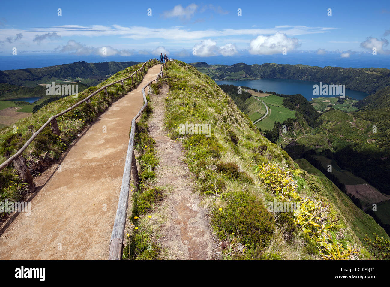 Weg zu einem Aussichtspunkt im Vulkankrater Caldera Sete Cidades, im Rücken auf dem richtigen Kraterseen Lagoa Azul Stockfoto