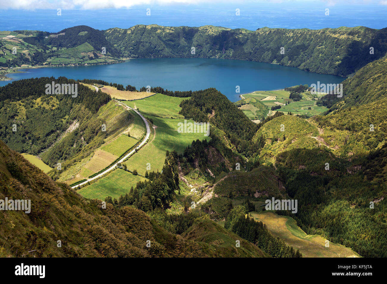Blick in den vulkanischen Krater Caldera Sete Cidades, im hinteren rechten Krater Seen Lagoa Azul, Insel Sao Miguel, Azoren Stockfoto