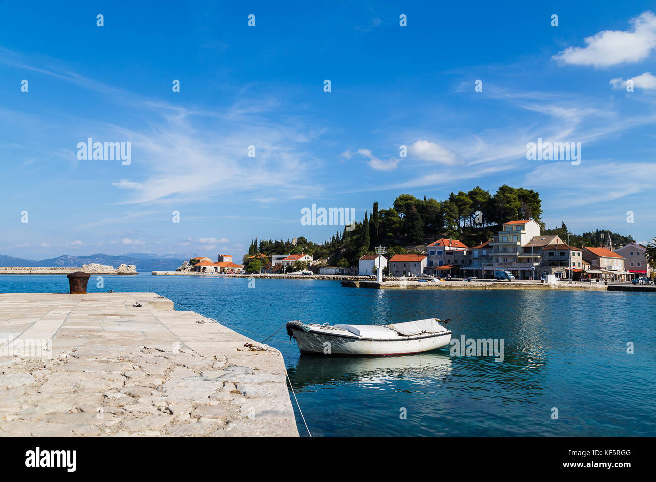 Die Hafeneinfahrt bei trpanj auf der nördlichen Seite der Halbinsel Peljesac - durch das klare blaue Wasser umgeben und unter einem wunderschönen Blu erfasst Stockfoto