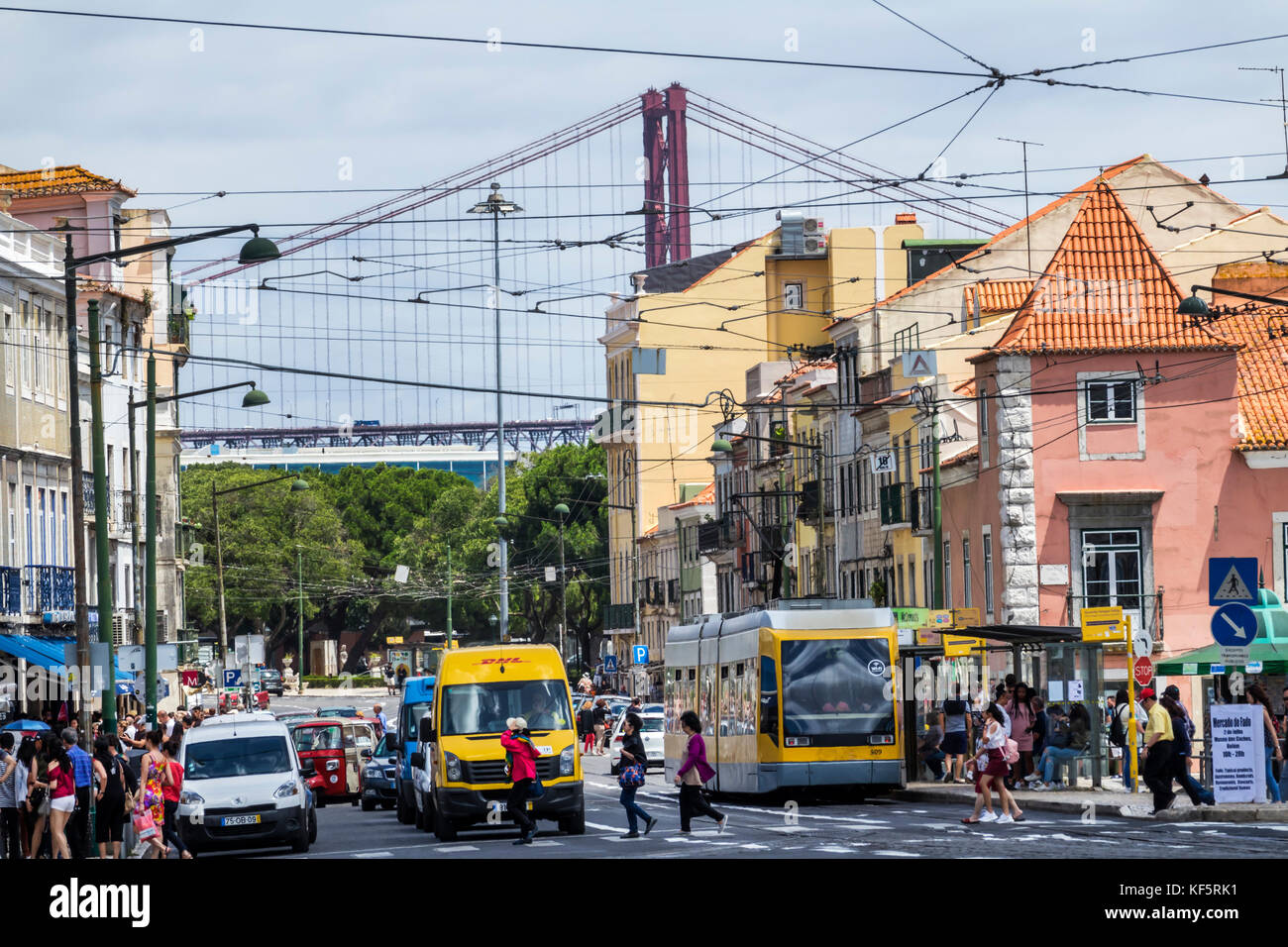 Lissabon Portugal, Belem, historisches Viertel, Rua de Belem, Gebäude, Straßenkreuzung, Verkehr, Straßenbahn, Blick auf Ponte 25 de Abril, Brücke vom 25. April, über dem Gebäude Stockfoto