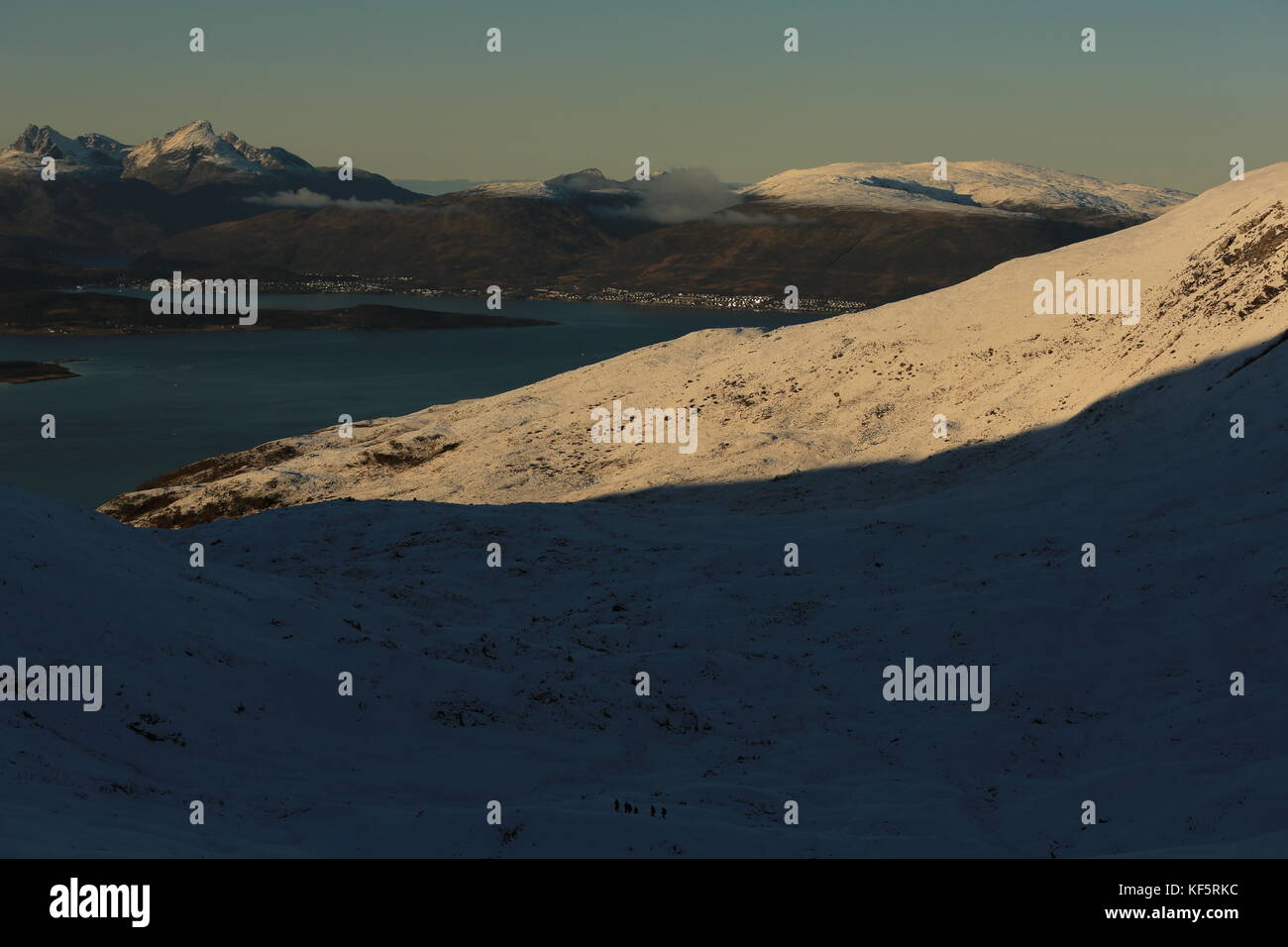 Gruppe von Menschen wandern durch eine verschneite Tal Stockfoto