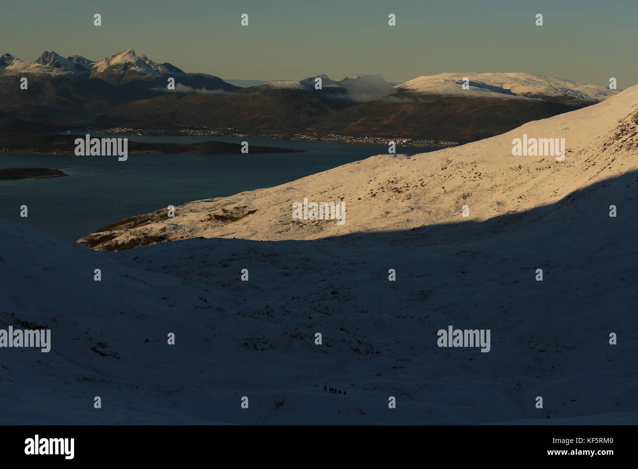 Gruppe von Menschen wandern durch eine verschneite Tal Stockfoto