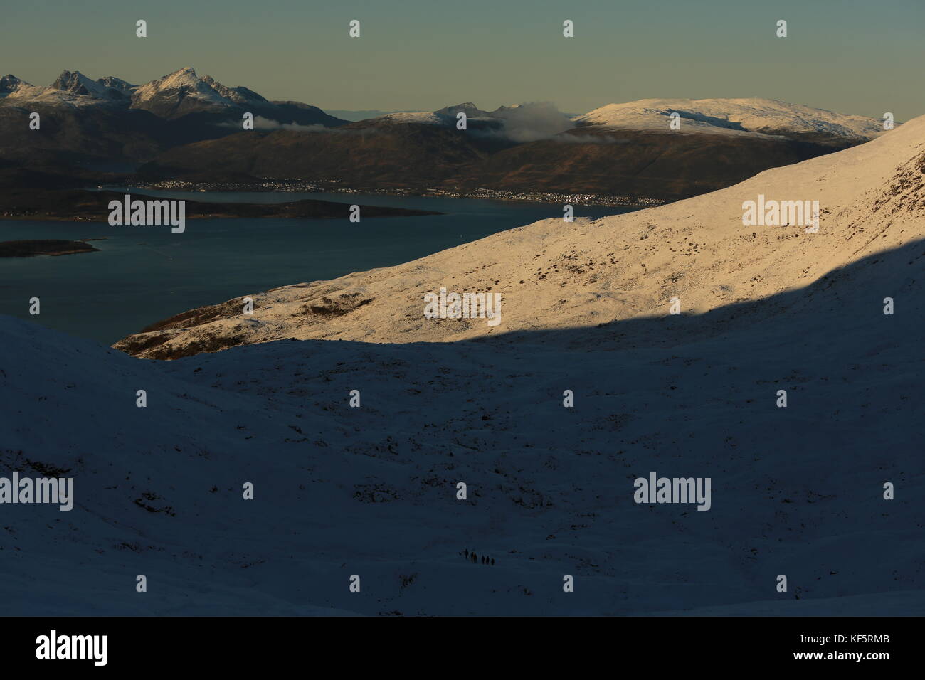 Gruppe von Menschen wandern durch eine verschneite Tal Stockfoto
