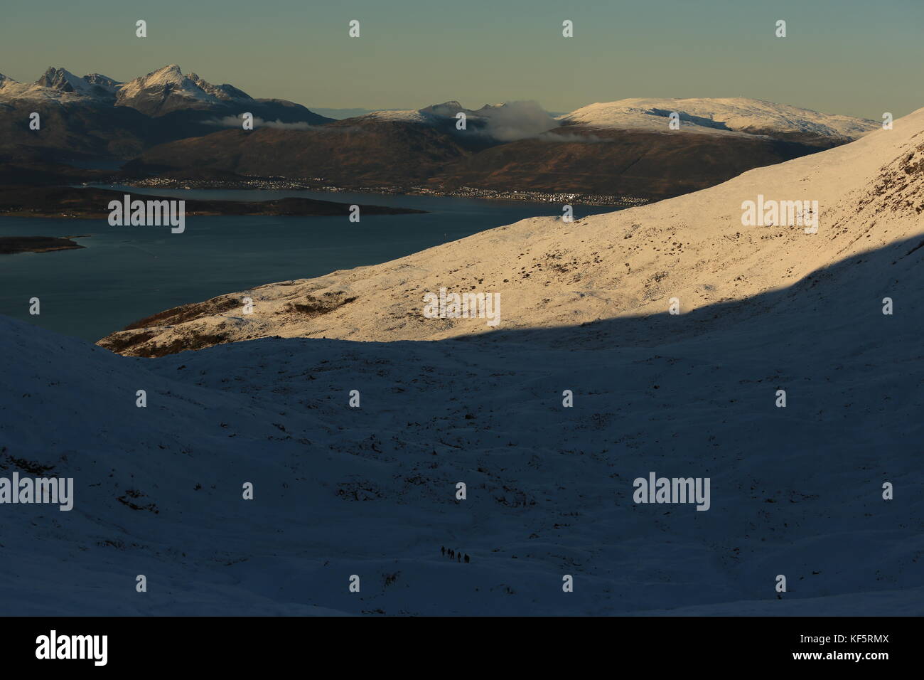 Gruppe von Menschen wandern durch eine verschneite Tal Stockfoto