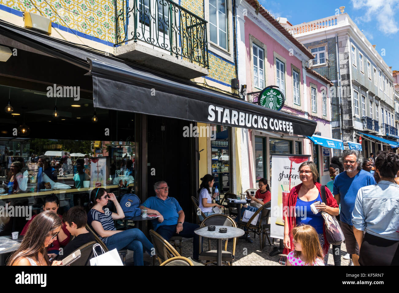 Lissabon Portugal, Belem, historisches Viertel, Rua de Belem, Straßencafé, Starbucks Coffee, Kaffeehaus, Tische, hispanischer Mann Männer, Frauen, Frauen, pedest Stockfoto