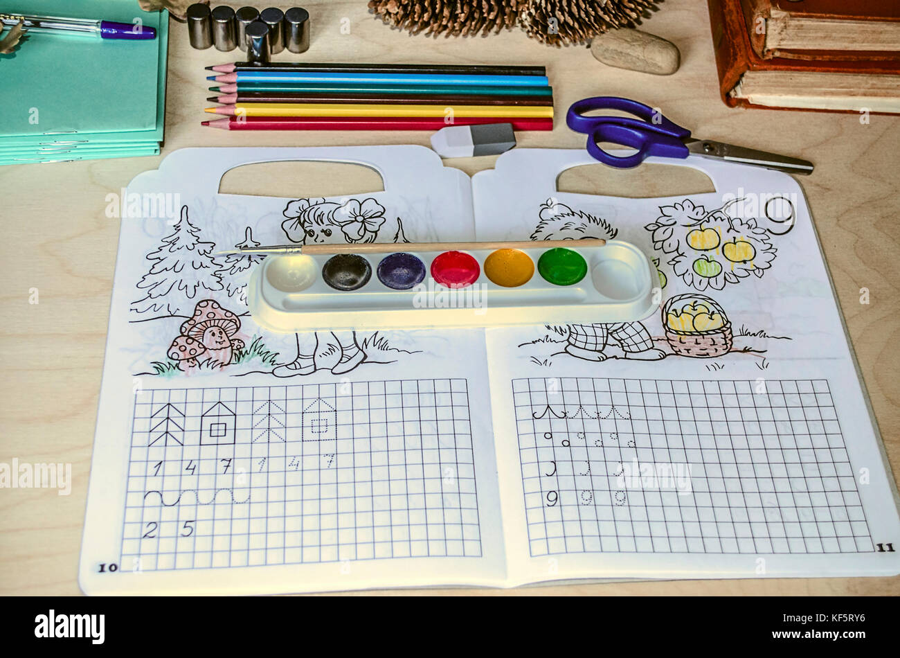 Erste Schule Notebooks mit Wasserfarben, Buntstifte Kugelschreiber Stockfoto