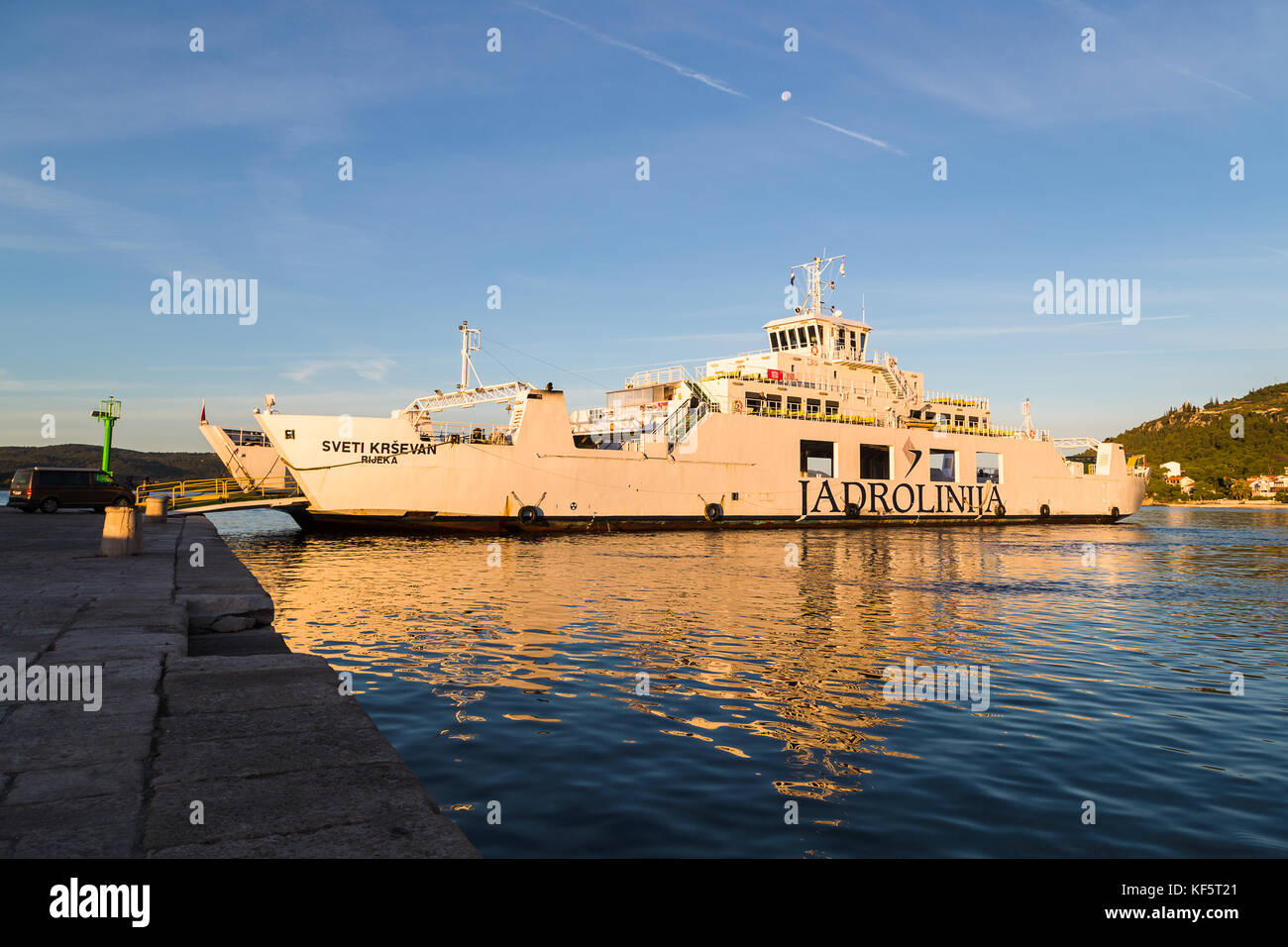 Die lokale Autofähre, die links Insel Korcula mit Kroatiens zweitgrößte Halbinsel (die bergige Halbinsel Peljesac) an einem frühen Morgen in gesehen Stockfoto