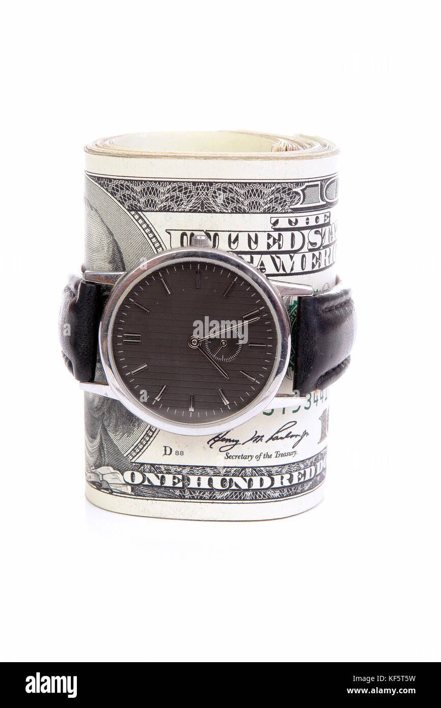 Armbanduhr um eine Rolle von 100 US-Dollar Banknoten auf weißem Hintergrund gewickelt Stockfoto