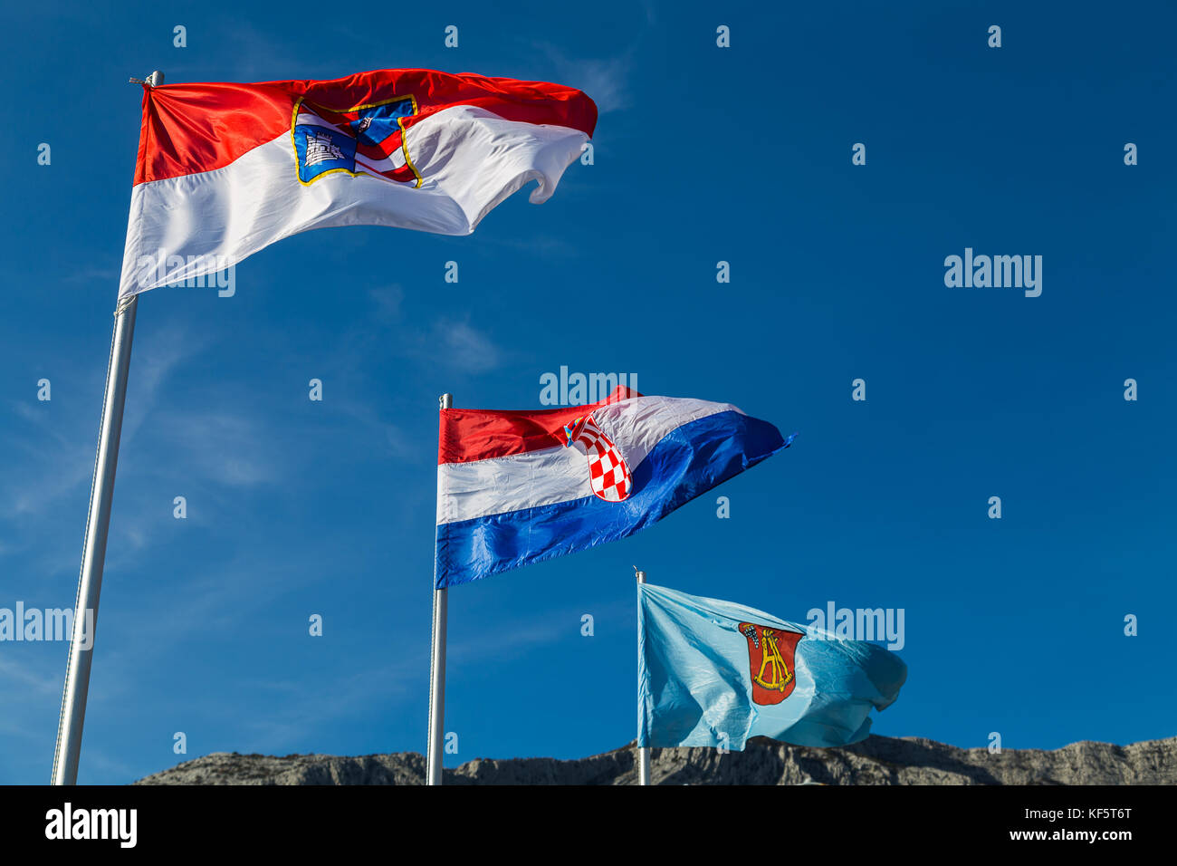 Drei bunte Fahnen in den Wind bei orebic Marina in Kroatien flattern. Sie umfassen Flagge von Dubrovnik - neretva County, Nationalflagge von Kroatien, Fla Stockfoto
