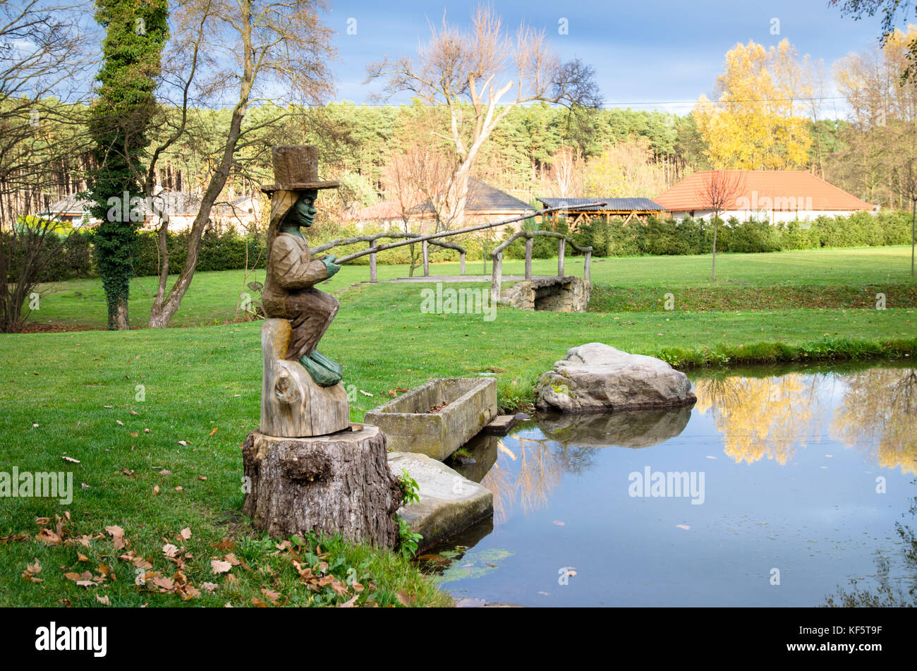 Wasser - sprite Statue im Herbst Teich Stockfoto