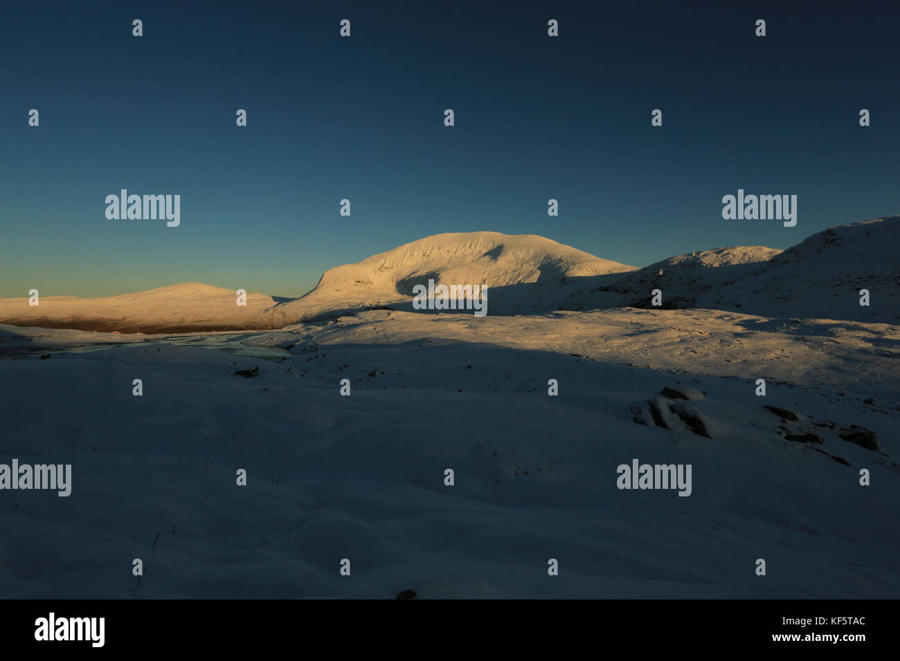 Tromsdalstind abgedeckt im Schnee im Herbst Sonne Stockfoto