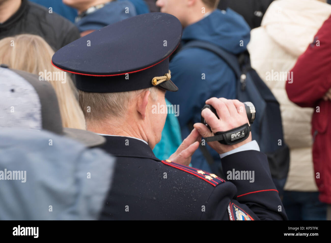 Ein Polizist entfernt ein Protest Stockfoto