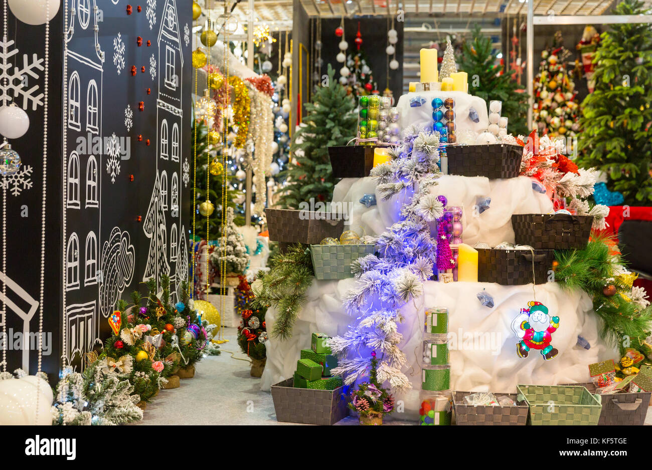 Weihnachten Dekoration Shop, dekoriert Weihnachten Bäume Stockfoto